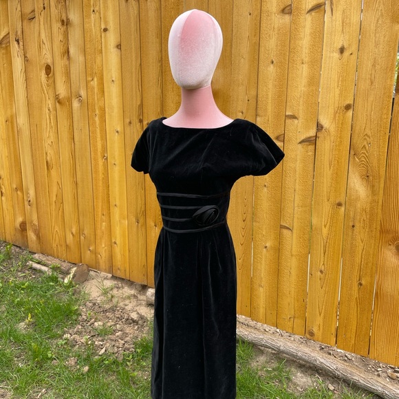 Vintage Kerrybrooke Black Velvet Dress with Rosette Detail 50s 60s - Picture 6 of 6
